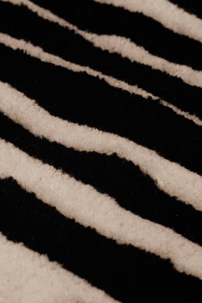 JUICY Drip Tufted Rug (Black & Ivory)