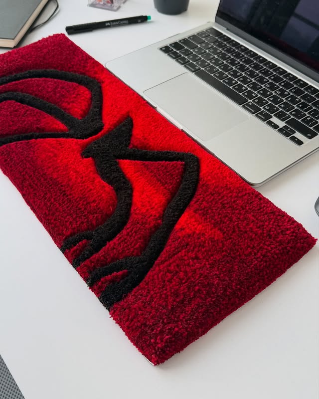 Red Spider Tufted Desk Rug