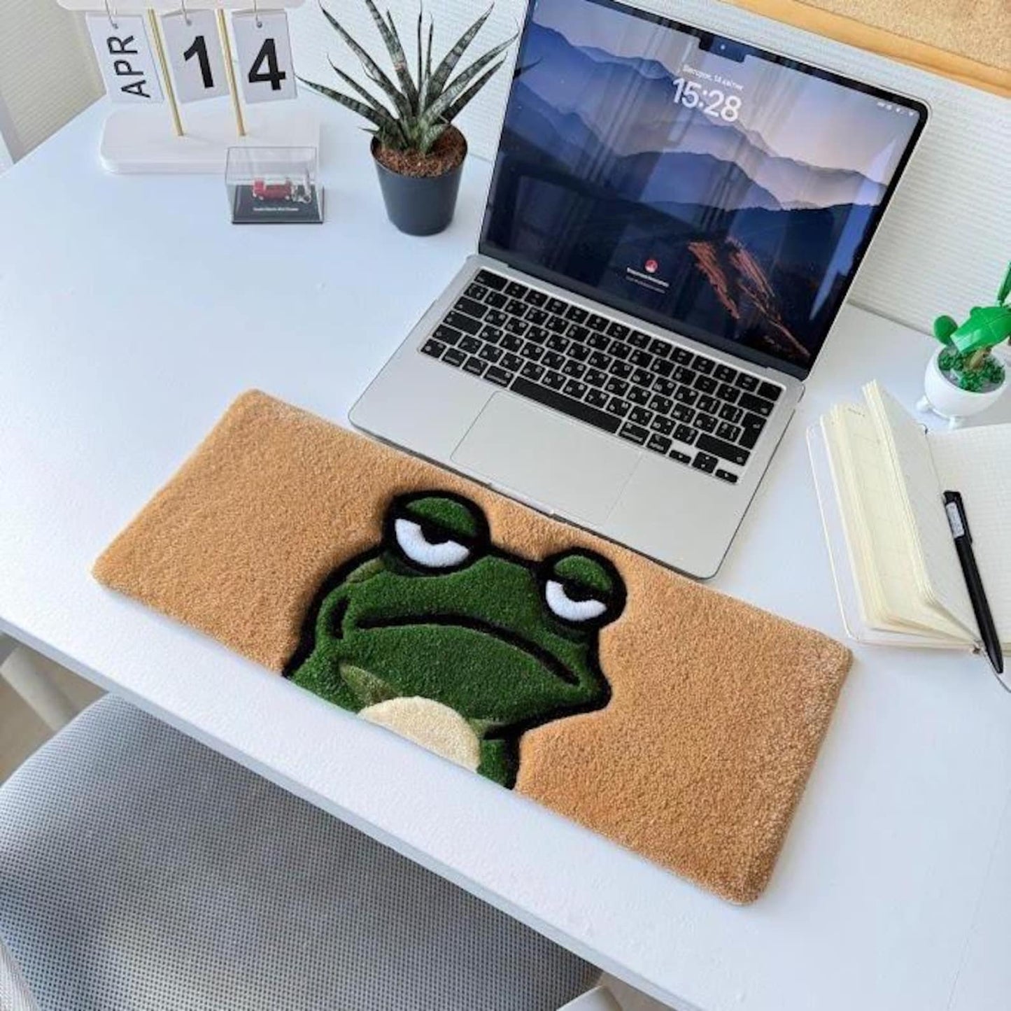 Peekaboo Frog Tufted Desk Rug